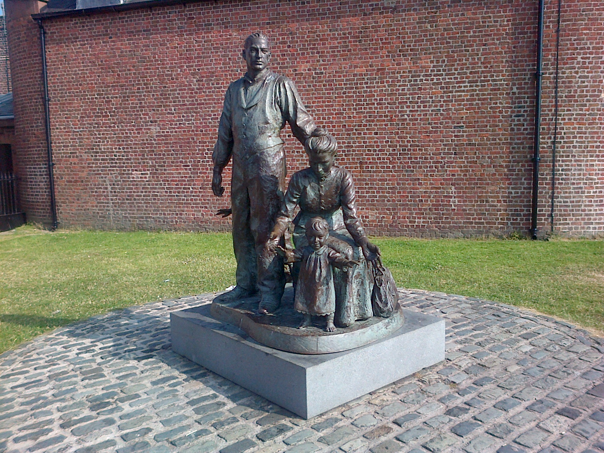Liverpool - statuie in vechiul port - emigrare spre USA