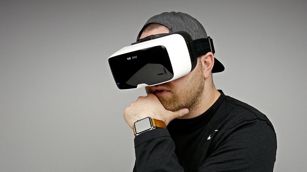 Studiu: realitatea virtuală ar putea permite efectuarea de plăţi cu o simplă încuviinţare din cap