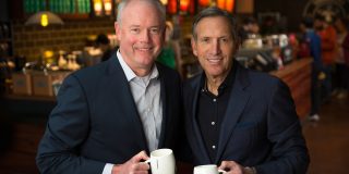 Potrivit site-ului companiei Starbucks, Kevin Johnson, Presedinte si COO, precum si membru de sapte ani in consiliul director. va fi presedinte si CEO.