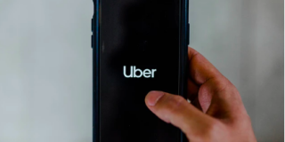 Uber a stabilit preţul ofertei publice iniţiale pentru o evaluare de 82,4 miliarde de dolari, nivelul inferior al intervalului ţintit